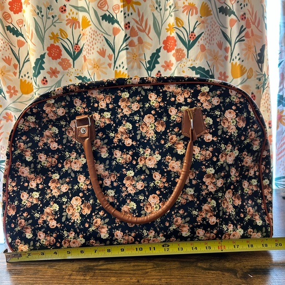 Large Floral Weekend Duffle Bag Black With Large Side Pocket Brown Handles - Picture 5 of 6